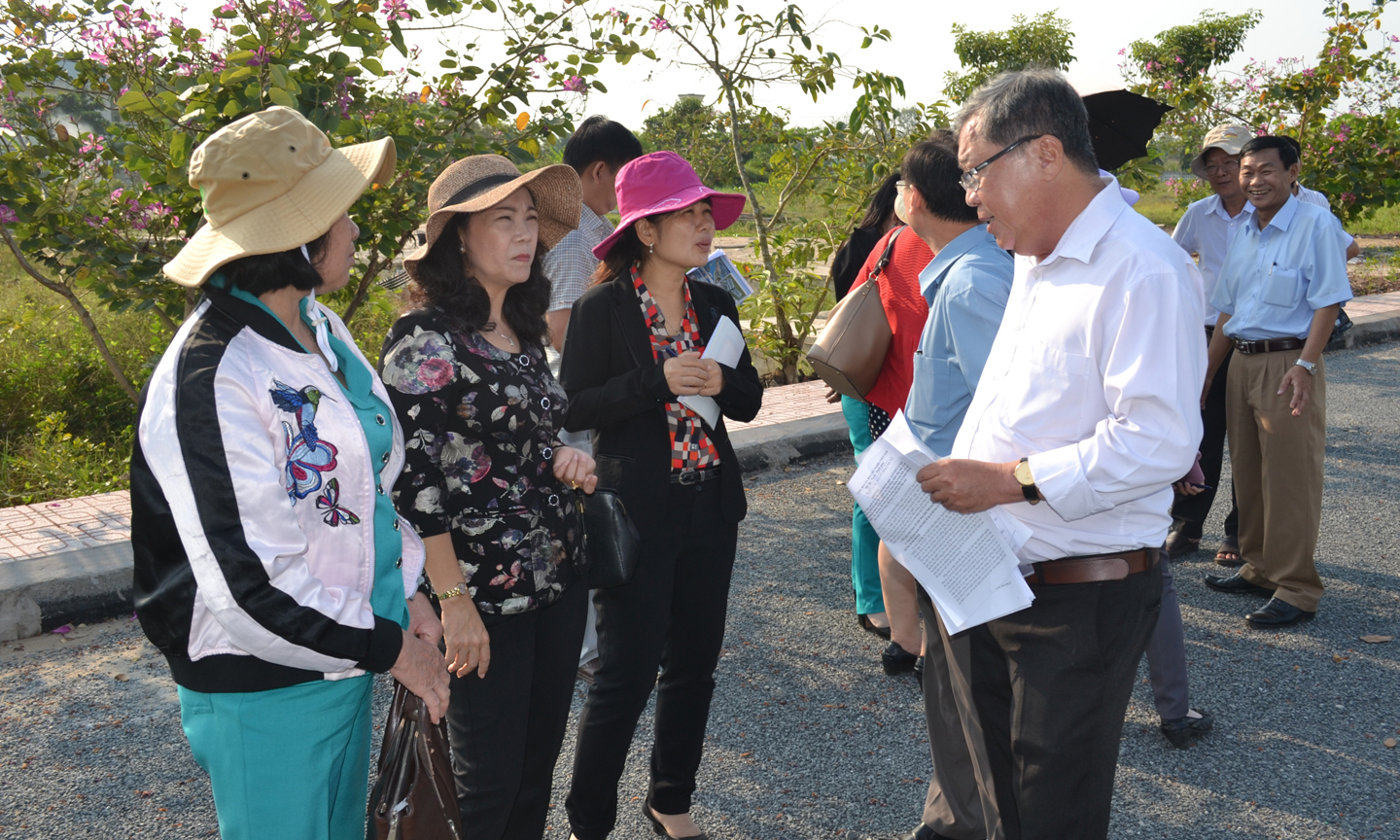 Đoàn giám sát của Thường trực HĐND tỉnh khảo sát Dự án Công viên nghĩa trang Mỹ Phước Tây (TX. Cai Lậy).