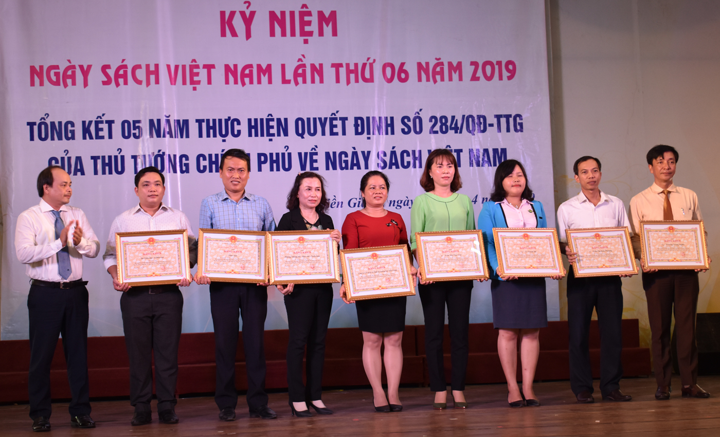 Trao Bằng khen của UBND tỉnh cho các tập thể, cá nhân