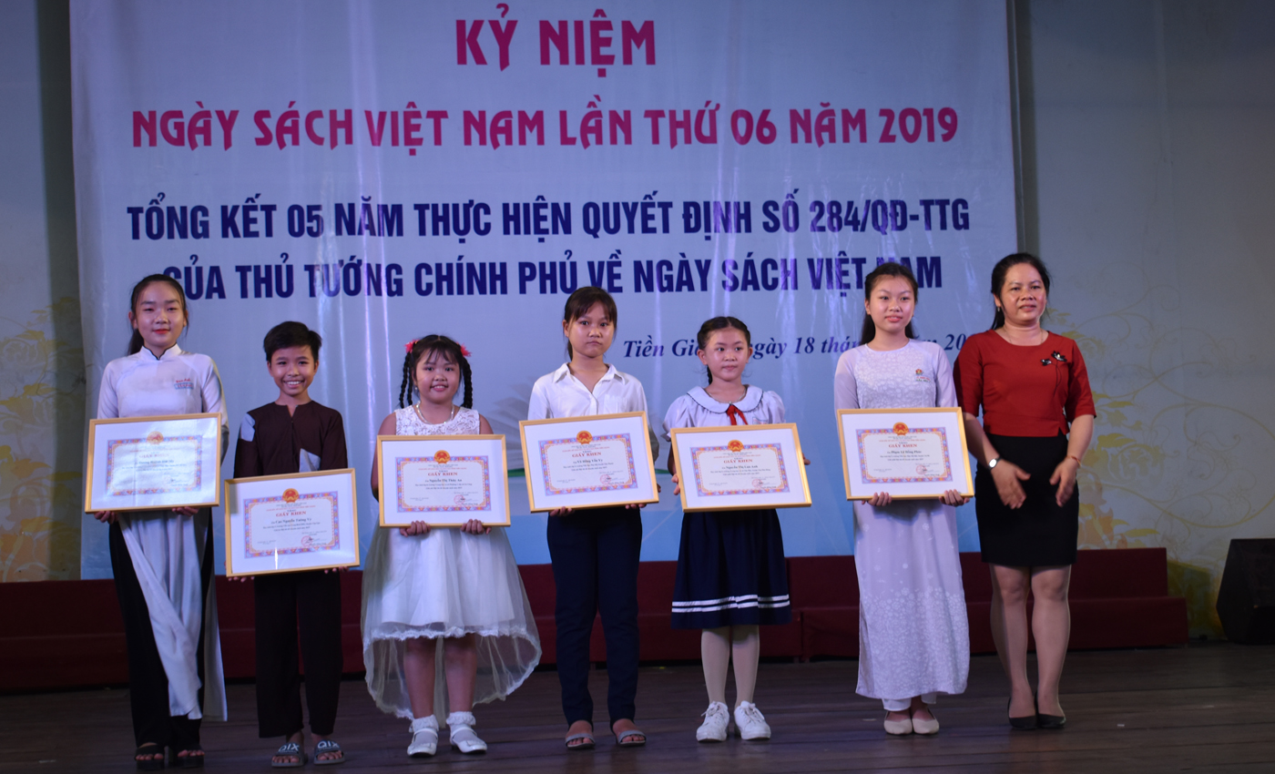 Khen thưởng 6 cá nhân đạt giải trong Hội thi “Kể chuyện sách năm 2019”