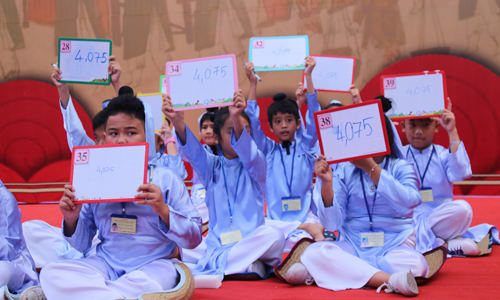 Học sinh tham gia phần thi sĩ tử tranh tài. 