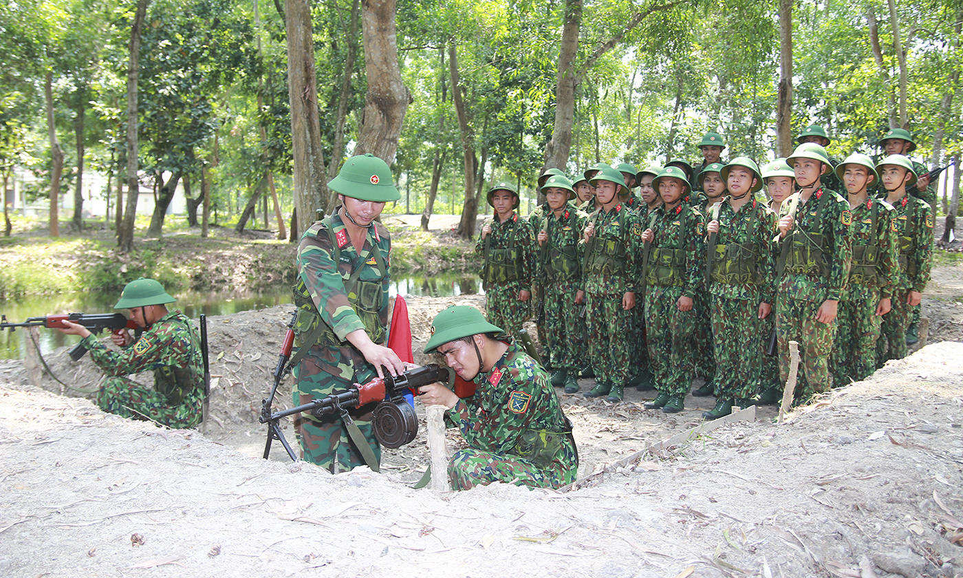 Chiến sĩ mới luyện tập trên thao trường.