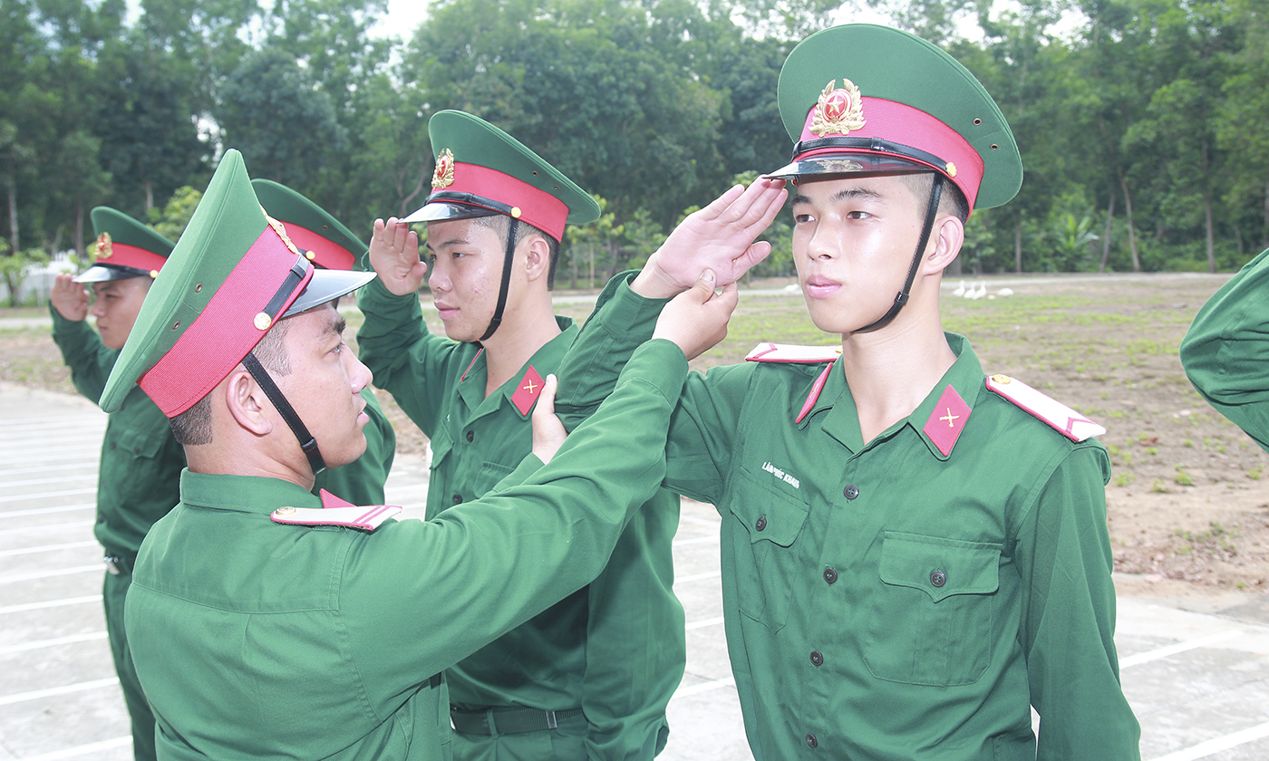 Tiểu đội trưởng hướng dẫn cụ thể đến từng chiến sĩ, chỗ nào sai sẽ sửa trực tiếp để chiến sĩ quen dần và đi vào nề nếp, tác phong quân đội.