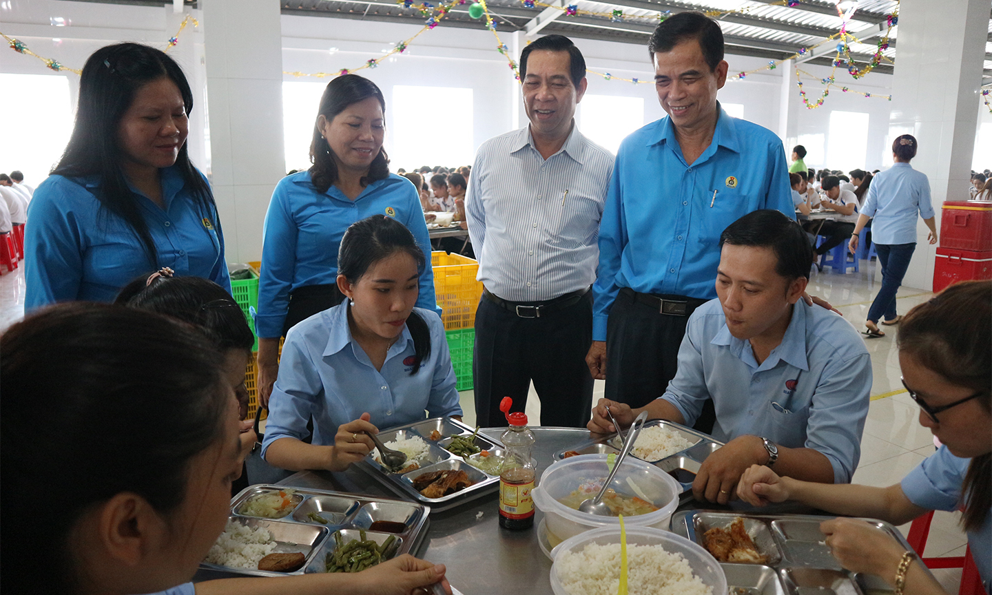 Bữa cơm giữa ca tại Công ty TNHH XNK Hoan Vinh.