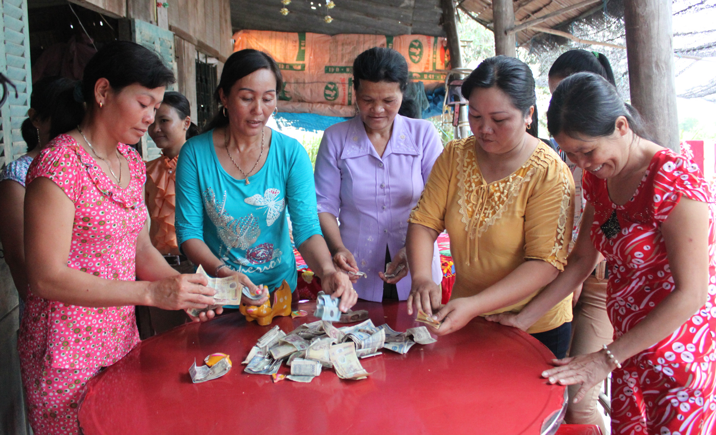 Mô hình tiết kiệm nuôi heo đất của cán bộ, hội viên phụ nữ