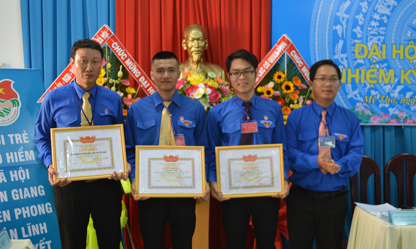 Đồng chí Nguyễn Xuân Phúc, Bí đoàn khối các cơ quan tỉnh trao bằng khen BCH nhiệm kỳ 2017-2019