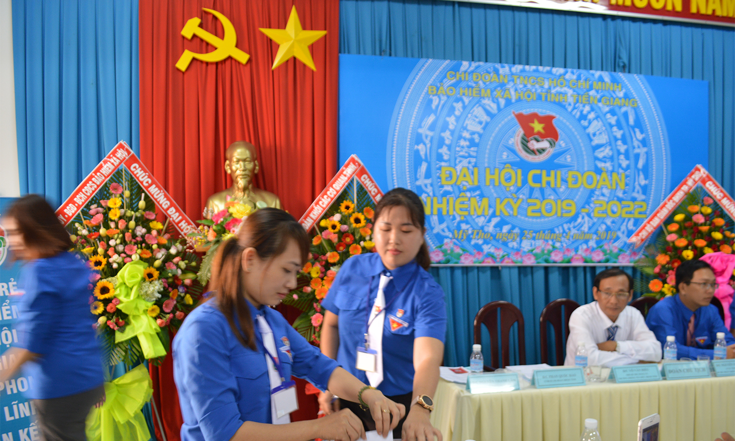 Các đồng chí thực hiện công tác bỏ phiếu nghiệm túc.