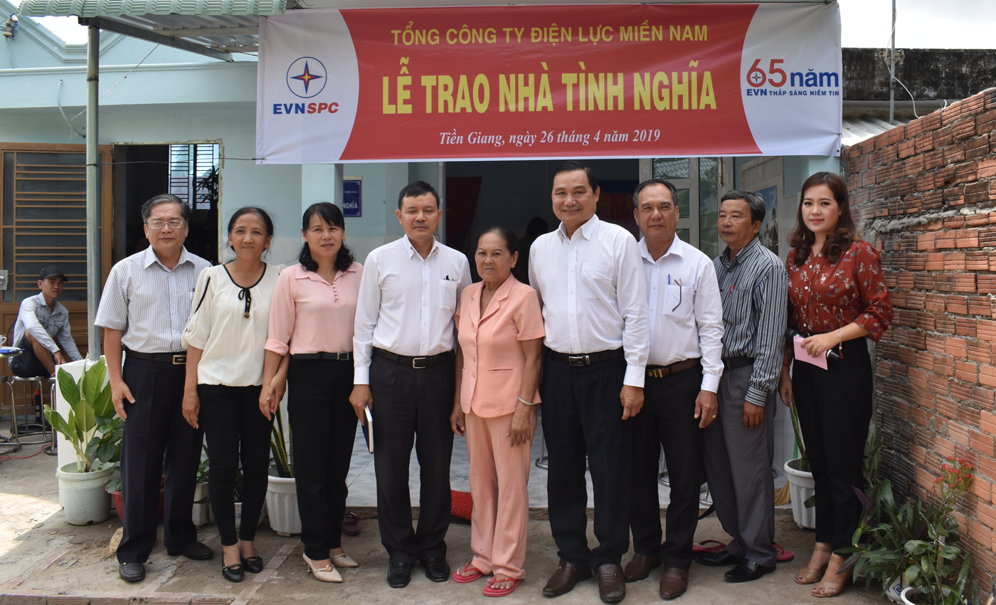 Trao nhà tình nghĩa cho gia đình bà Lê Thị Kim Hoàng