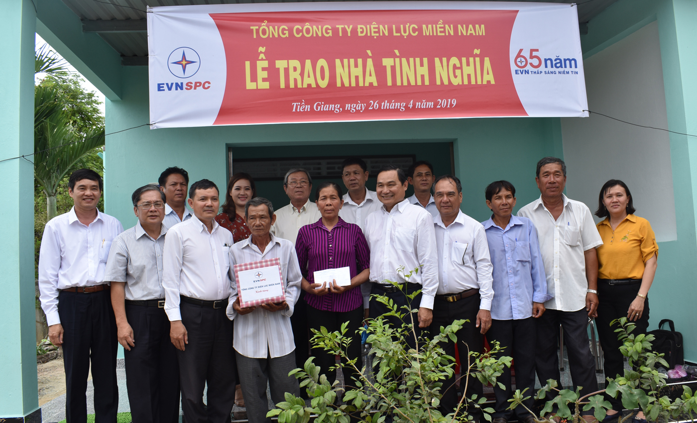 Trao nhà tình nghĩa cho gia đình bà Lê Thị Hồng