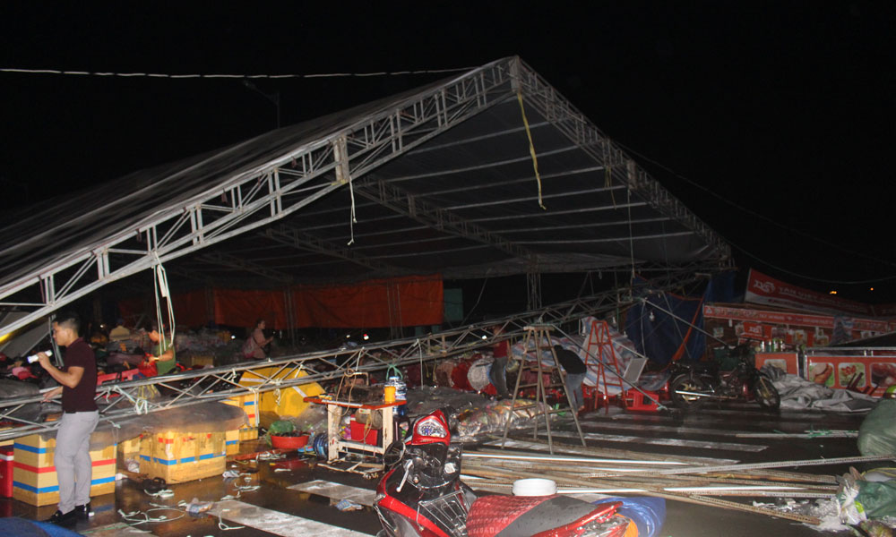Mưa gió làm sập khu thương mại tổng hợp của hội chợ.
