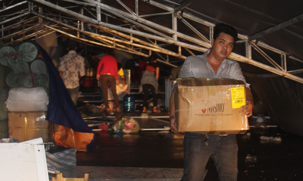 Di chuyển hàng hóa ra ngoài.