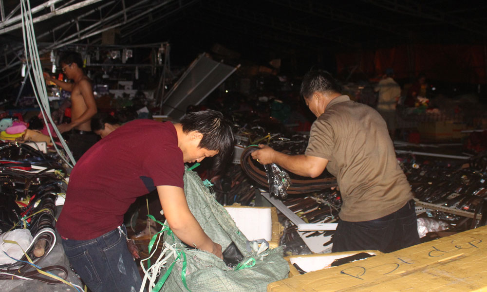 Các tiểu thương thu xếp hàng hóa lại.