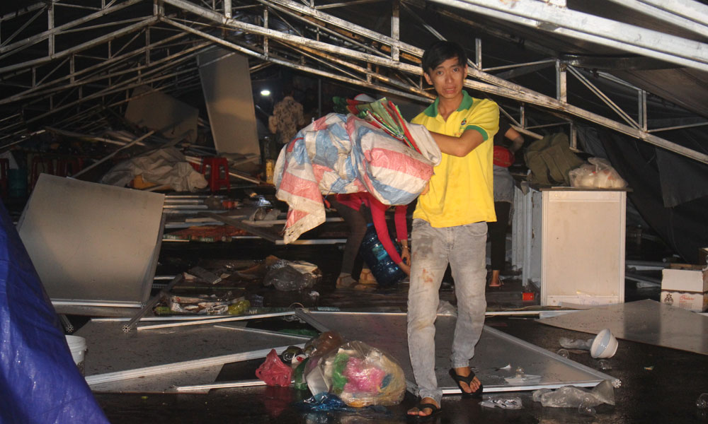 Hiện trường vụ sập 120 gian hàng tại Hội chợ mua sắm - khuyến mại và ẩm thực Tiền Giang năm 2019.