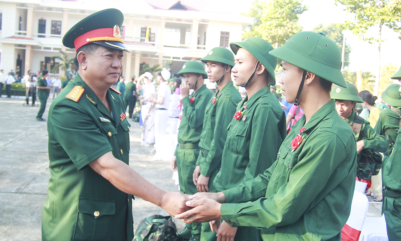 Đại tá Châu Hoàng Phương trong buổi tiễn thanh niên lên đường nhập ngũ