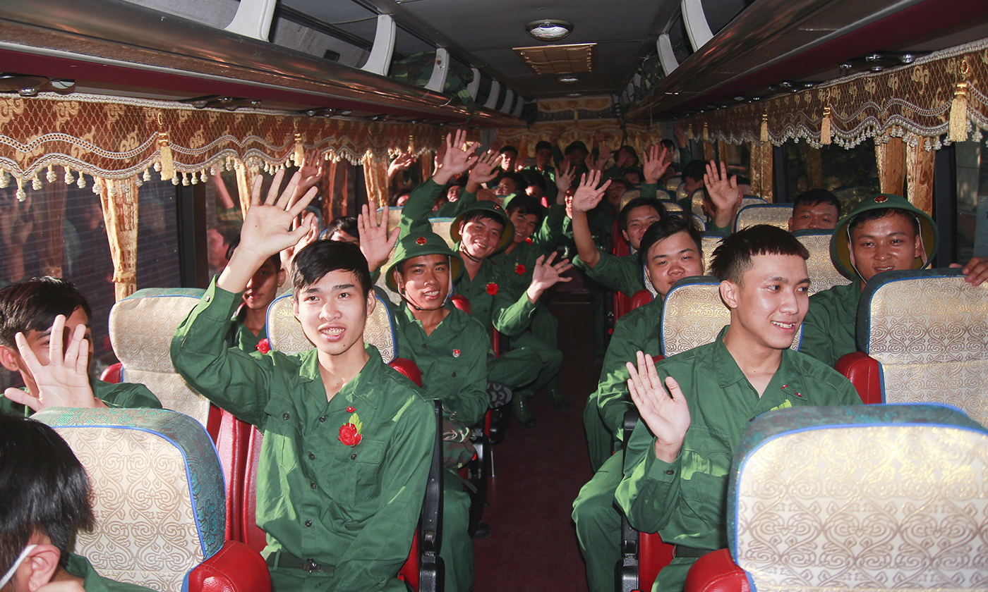 Tân binh hăng hái lên đường nhận nhiệm vụ mới
