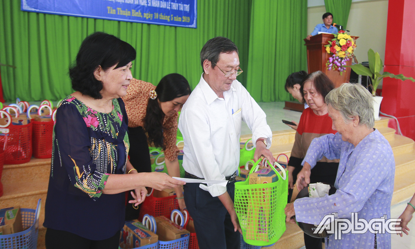 Chủ tịch Hội Bảo trợ Phan Văn Hà tặng quà cho các hộ có hoàn cảnh khó khăn.