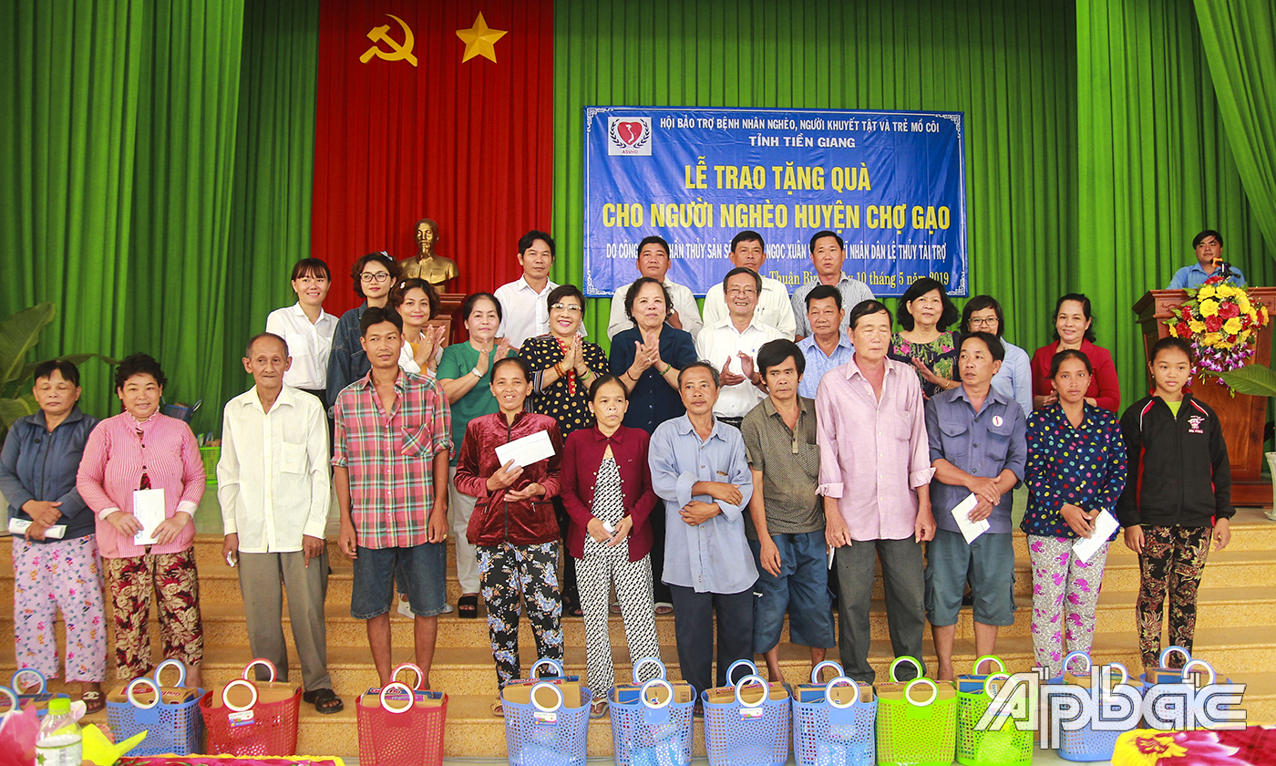 Trao 250 suất quà cho người dân 7 xã trên địa bàn huyện Chợ Gạo.