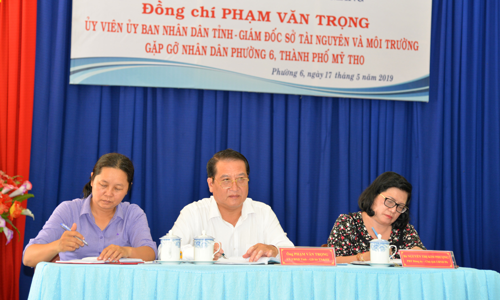 Lãnh đạo tỉnh và địa phương chủ trì buổi gặp gỡ.