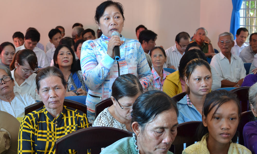 Người dân xã Yên Luông phát biểu ý kiến.