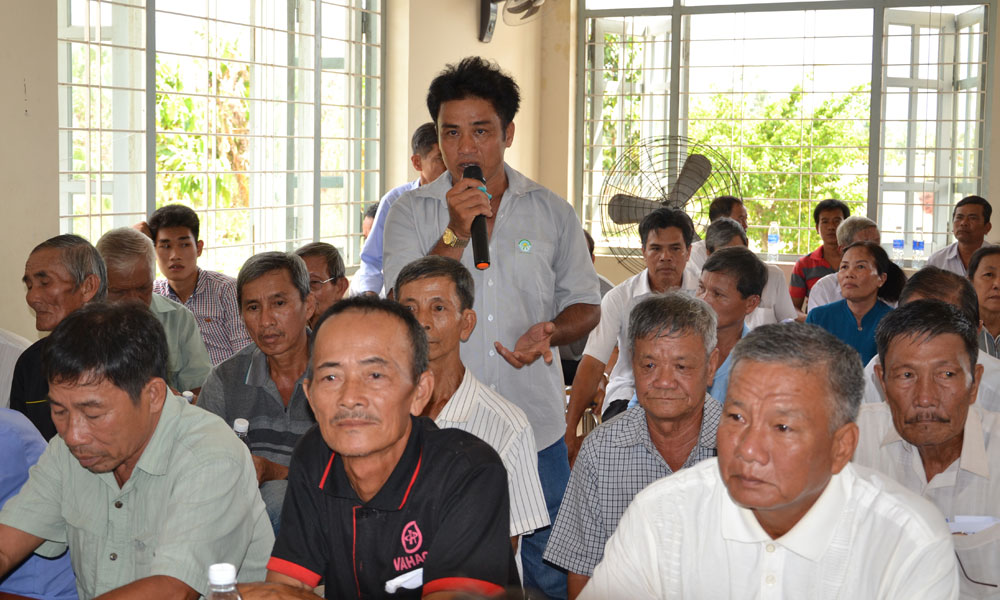 Người dân xã Long Bình phát biểu ý kiến.