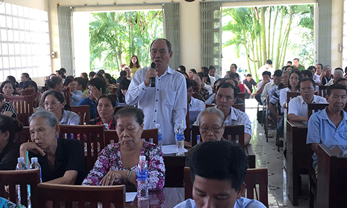 Người dân phát biểu ý kiến. 