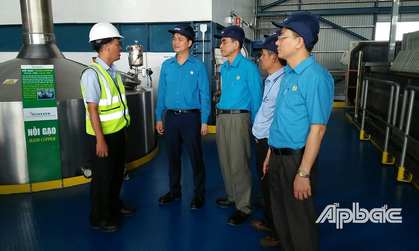 Phó Chủ tịch Tổng LĐLĐ Việt Nam Ngọ Duy Hiểu cùng lãnh đạo LĐLĐ tỉnh khảo sát công tác ATVSLĐ tại Công ty TNHH Nhà máy bia Heineken Việt Nam (Khu công nghiệp Mỹ Tho).