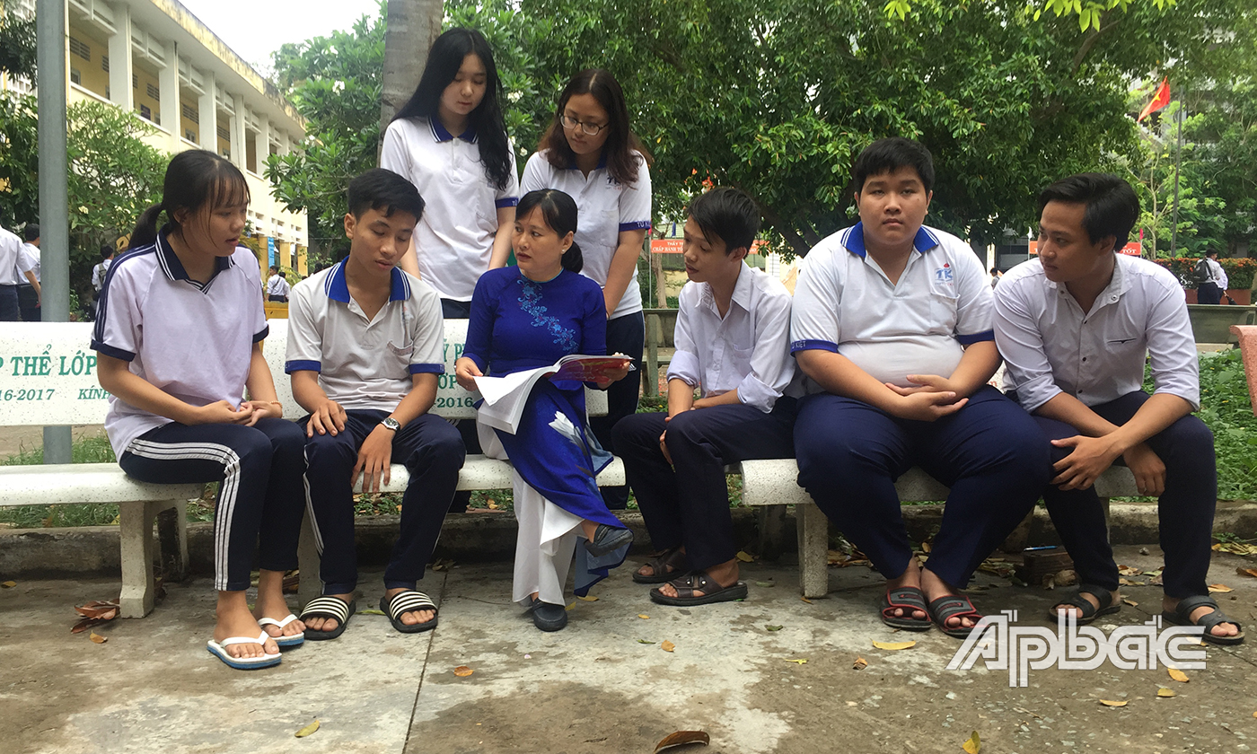 Cô Phương không chỉ giỏi nghề, mà còn tích cực làm việc thiện nguyện, nhất là giúp đỡ cho học sinh nghèo.