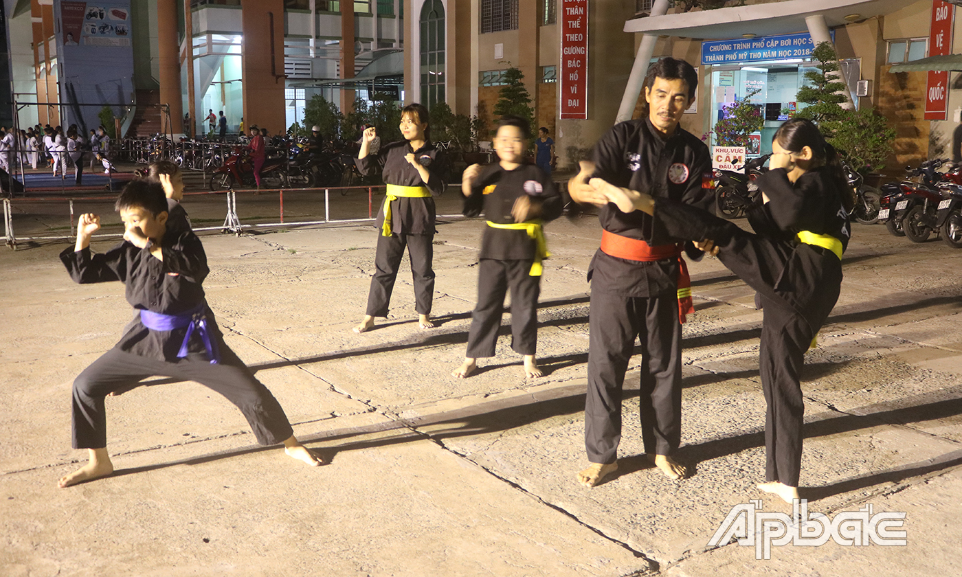 Võ sư Trần Đoàn hướng dẫn các võ sinh tập luyện.