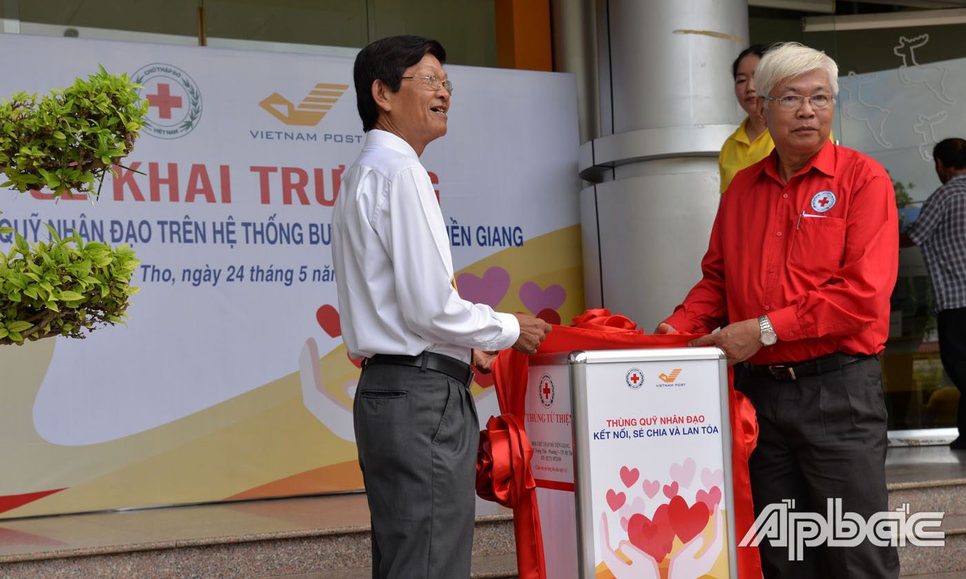Đại diện Bưu điện tỉnh và Hội Chữ thập đỏ tỉnh làm nghi thức khai trương Thùng Quỹ nhân đạo