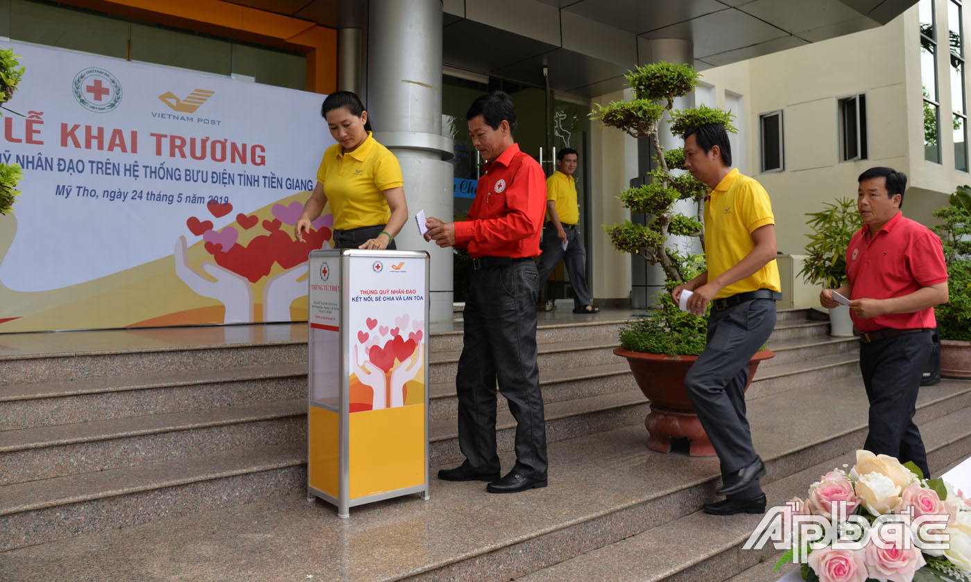 Nhiều tập thể, cá nhân đóng góp vào thùng quỹ nhân đạo