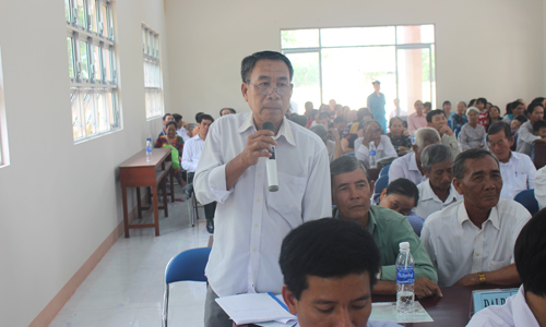 Người dân phát biểu ý kiến.