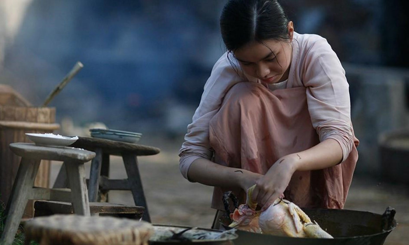 Nhiều ý kiến phản đối việc êkíp làm phim “Vợ ba” để nữ diễn viên 13 tuổi đóng trực tiếp những cảnh nhạy cảm. (Ảnh: Đoàn làm phim)