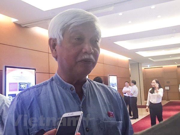 Ông Dương Trung Quốc trao đổi với báo chí sáng 24/5 bên lề Kỳ họp thứ bảy - Quốc hội khóa XIV. (Ảnh: PV/Vietnam+)