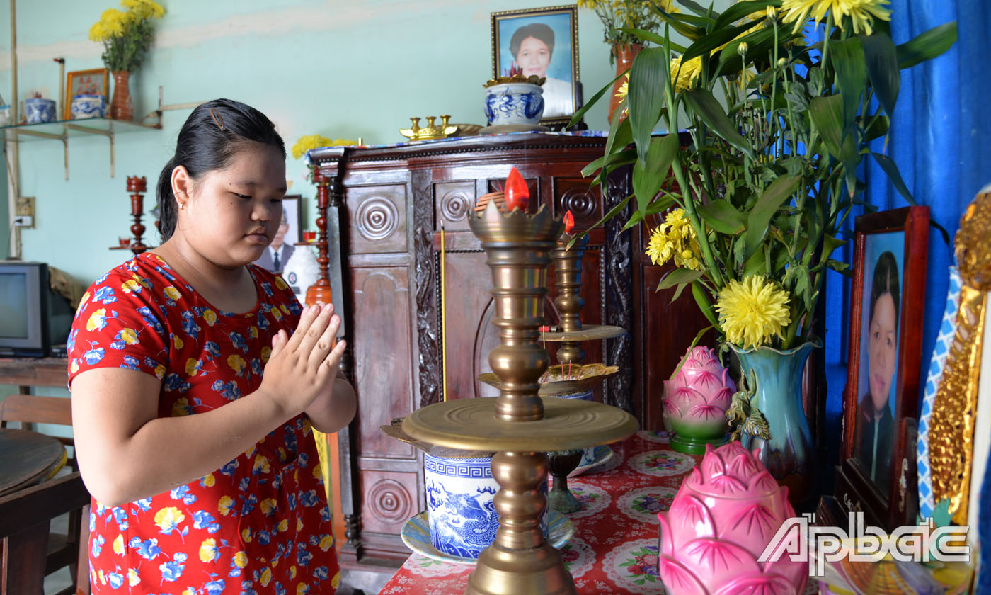 Bảo Châu bên di ảnh của mẹ