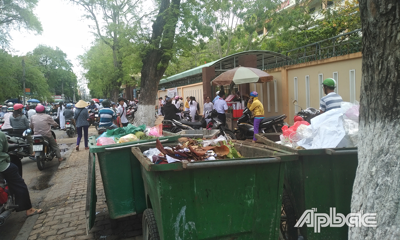 Rác thải được tập kết ngay trước cổng Trường THCS Lê Ngọc Hân (TP. Mỹ Tho, ảnh chụp ngày 17-5). Ảnh: A.P