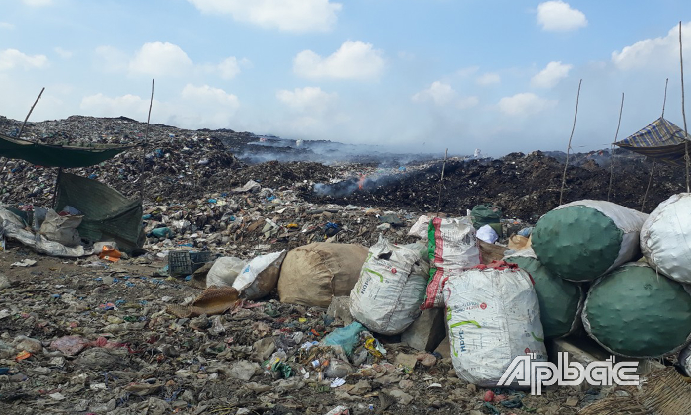 Bãi rác Tân Lập 1 hiện đã quá tải (ảnh chụp lúc xảy ra vụ cháy).