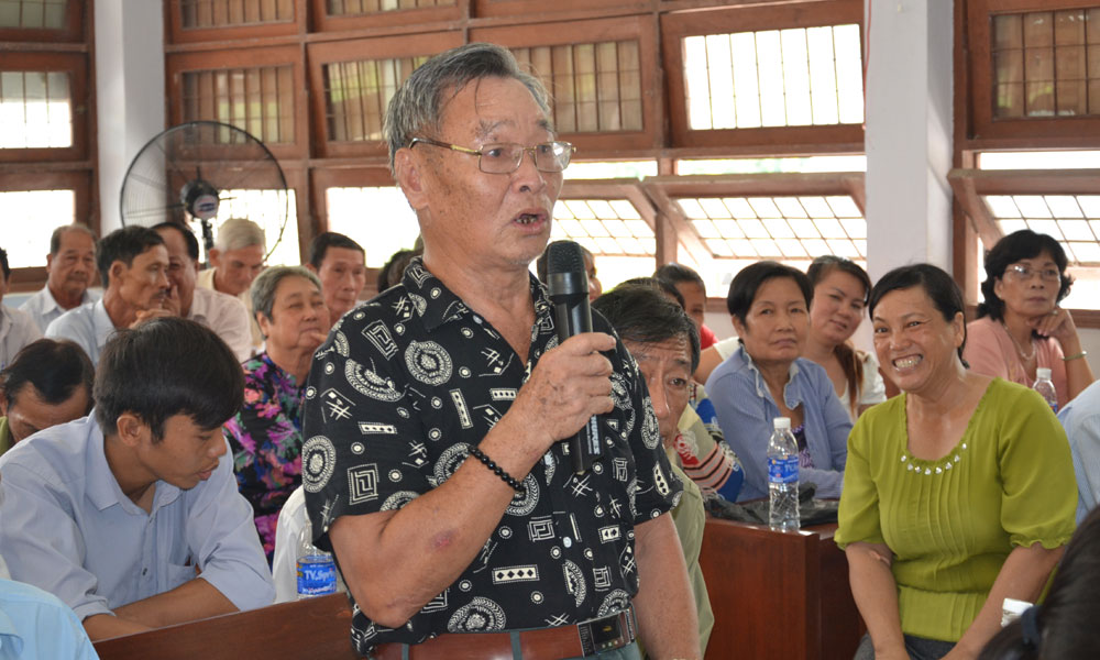 Người dân xã Thạnh Mỹ phát biểu ý kiến.