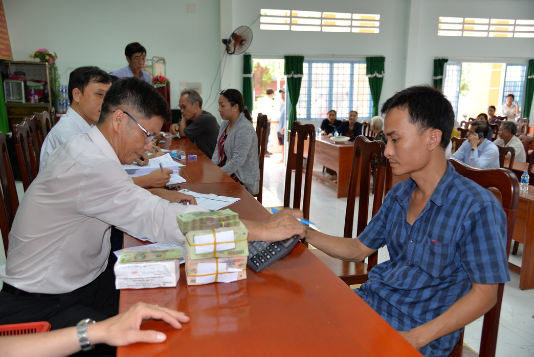 Người dân nhận tiền đền bù