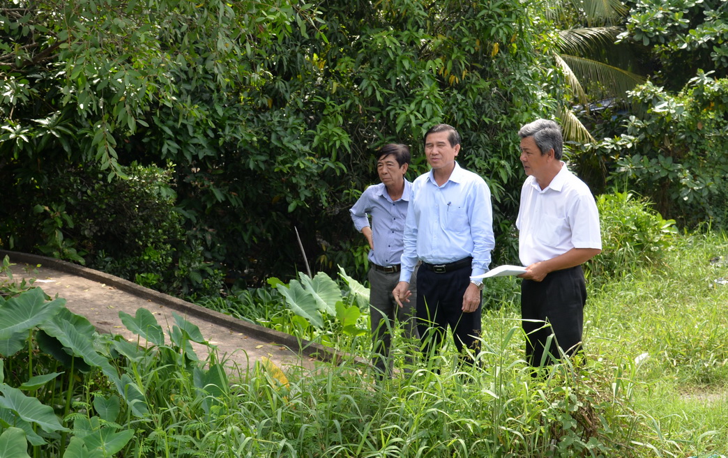 Chủ tịch UBND tỉnh Lê Văn Hưởng khảo sát thực tế khu vực 46 hộ dân chưa đồng thuận mức đền bù khi thi công Nút giao IC7 tại ấp 2 xã An Thái Trung