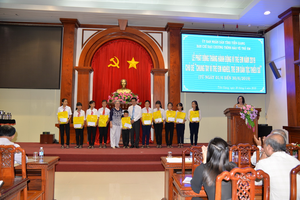 Giám đốc Sở LĐ-TB&XH Phạm Minh Trí và bà Nguyễn Thị Nguyệt trao học bổng và quà cho học sinh nghèo vượt khó học tốt của huyện Cái Bè