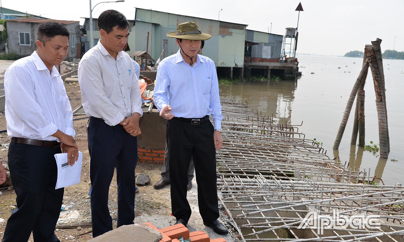 Đồng chí Lê Văn Hưởng kiểm tra bờ kè Phường 2.