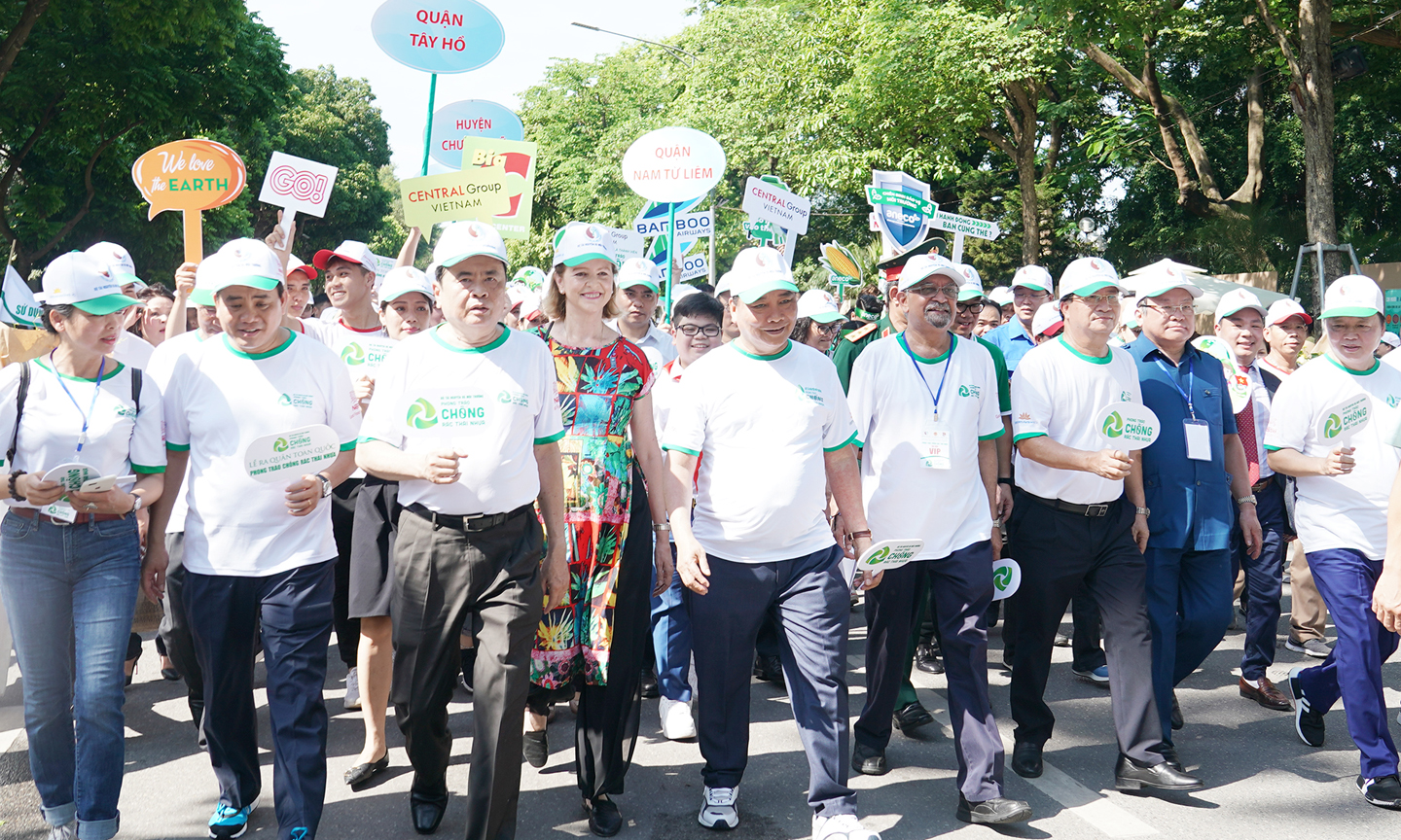 Thủ tướng và các đại biểu đi bộ đồng hành tại phố đi bộ khu vực Bờ hồ Hoàn Kiếm để cổ vũ, hưởng ứng phong trào chống rác thải nhựa. - Ảnh: VGP/Quang Hiếu