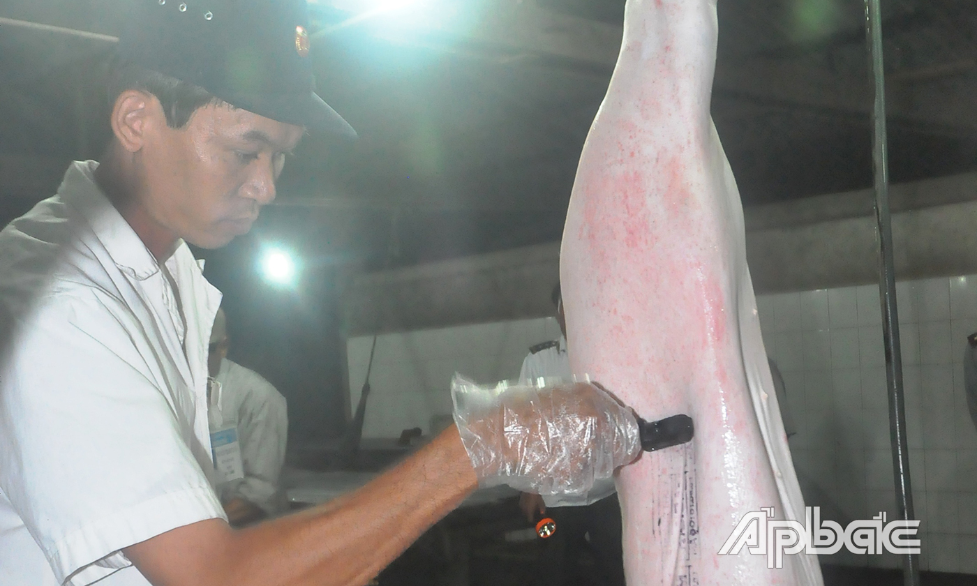 Ngành Y tế khuyến cáo người dân nên ăn thịt heo có dấu kiểm dịch của cơ quan Thú y.