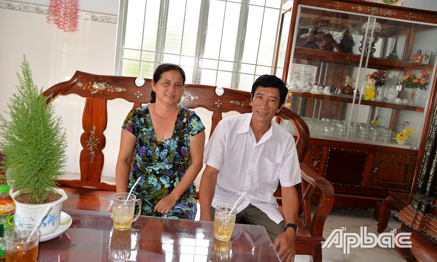 Vợ chồng chú Nghĩa và cô Thanh bên ngôi nhà khang trang vừa mới xây xong.