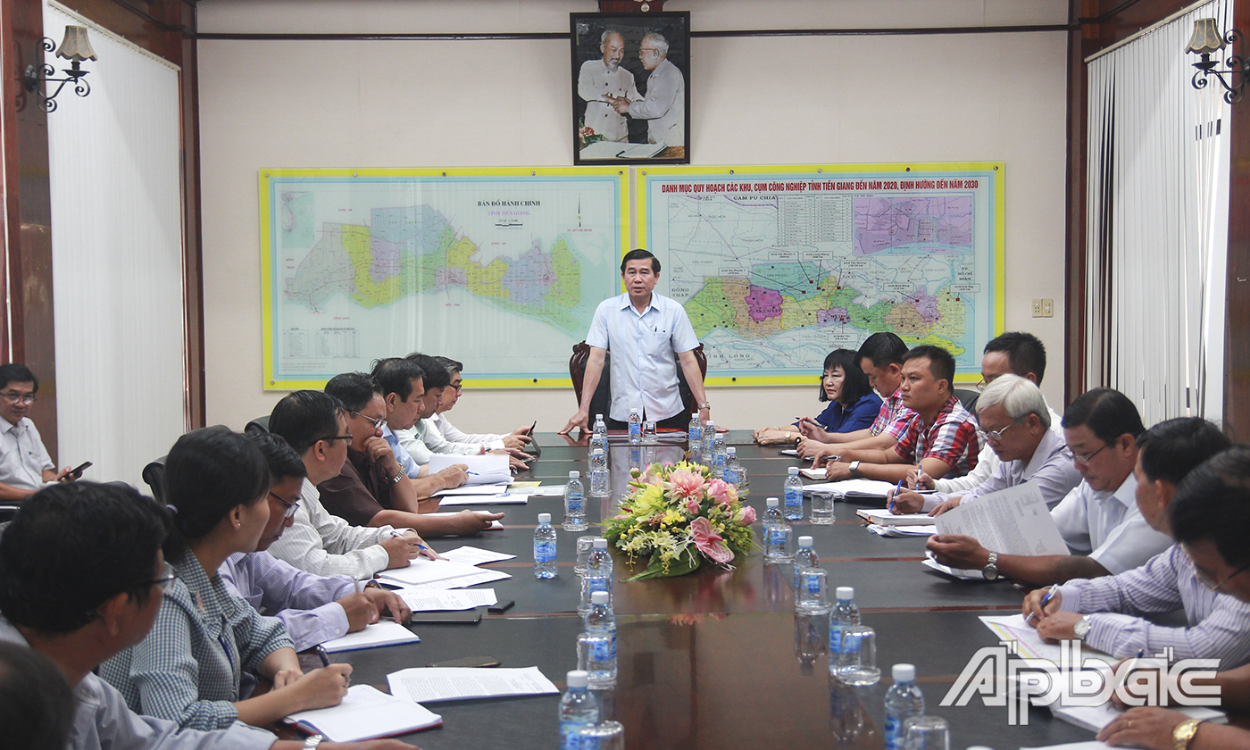 Đồng chí Lê Văn Hưởng phát biểu tại cuộc họp.