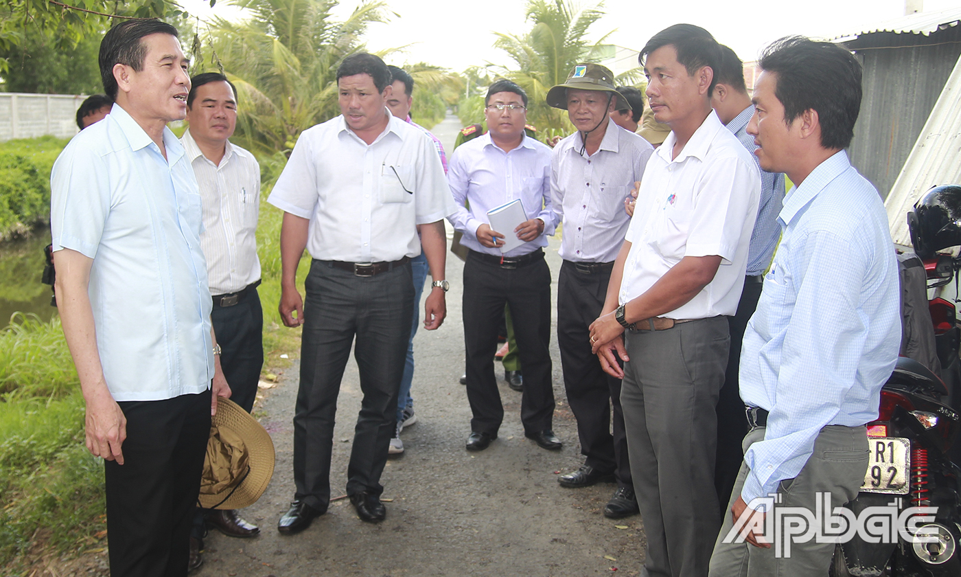 Đồng chí Lê Văn Hưởng yêu cầu đơn vị thi công đẩy nhanh tiến độ thi công cầu bắt qua kênh Lê Văn Thắm.