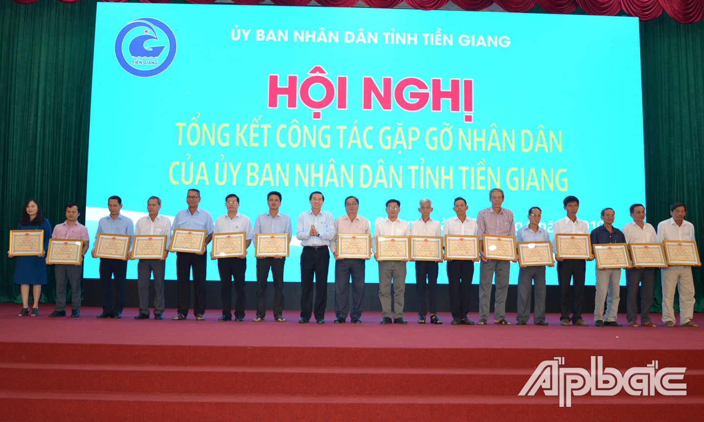 Đồng chí Lê Văn Hưởng trao tặng Bằng khen của UBND tỉnh cho các cá nhân tại Hội nghị tổng kết thực hiện bước 1 công tác gặp gỡ nhân dân về Chỉ số PAPI. Ảnh: MINH THÀNH