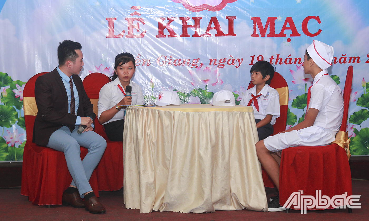 Giao lưu với các em có hoàn cảnh khó khăn tiêu biểu.