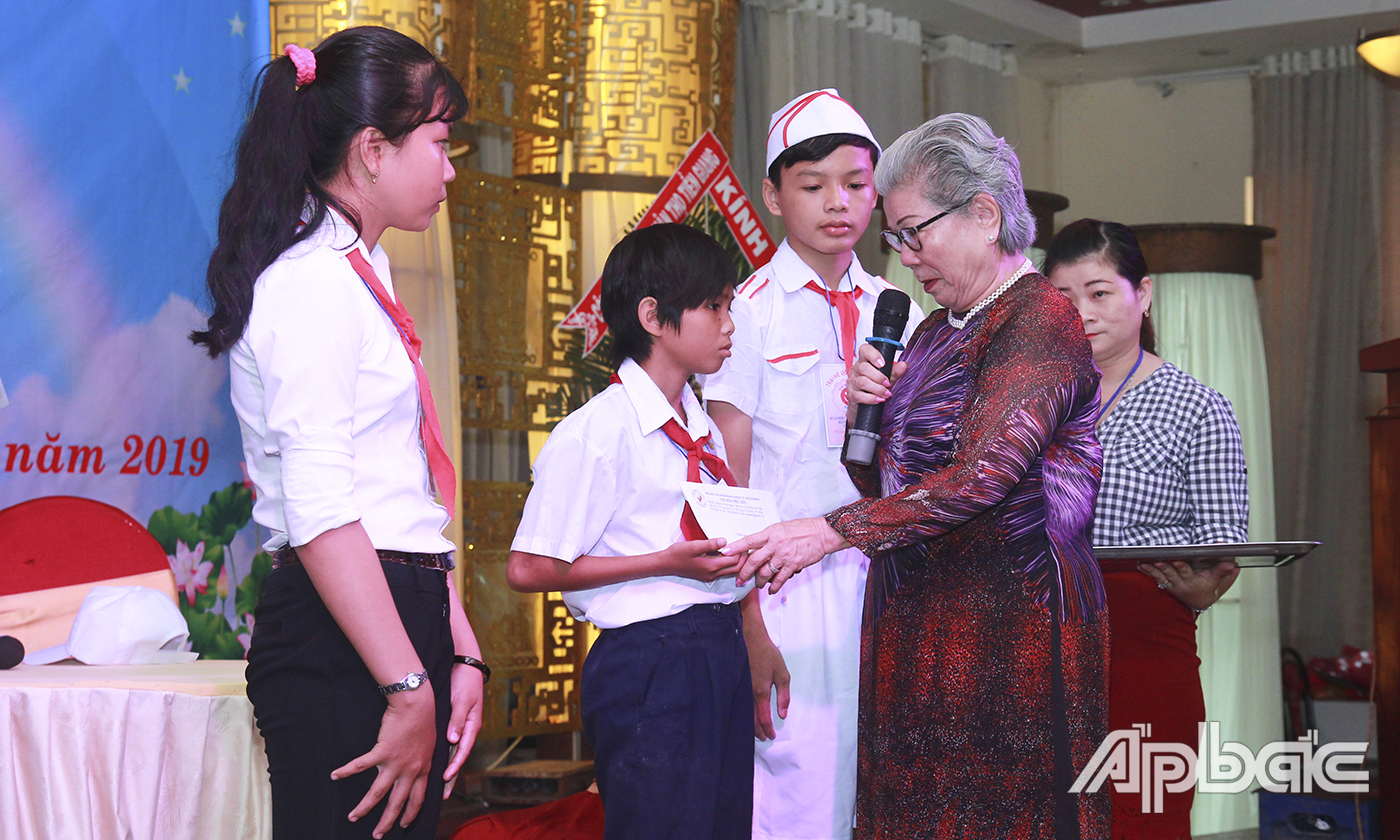 Đại diện nhà tài trợ trao quà cho các em có hoàn cảnh đặc biệt khó khăn tiêu biểu.