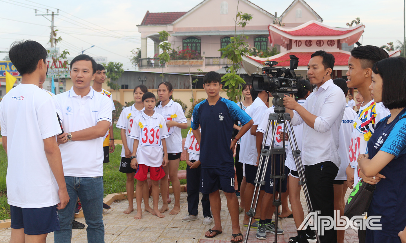 PV Hữu Tâm (thứ 2 bên trái) và PV Trọng Hiếu (thứ ba từ bên phải) đang tác nghiệp. ẢNH: BẠCH CÚC