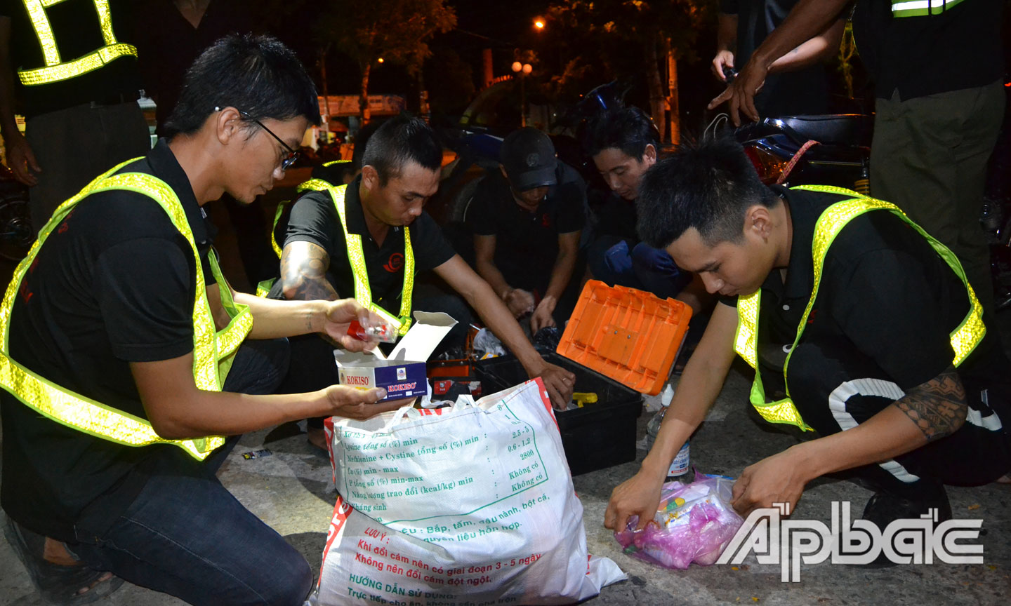 Các thành viên của Biệt đội cứu hộ SOS TX. Gò Công kiểm tra các vận dụng cần thiết để hỗ trợ người dân.